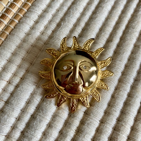 VINTAGE TEXTURED GOLD SUN FACE BROOCH PIN WITH DIAMOND EYES - Picture 11 of 14